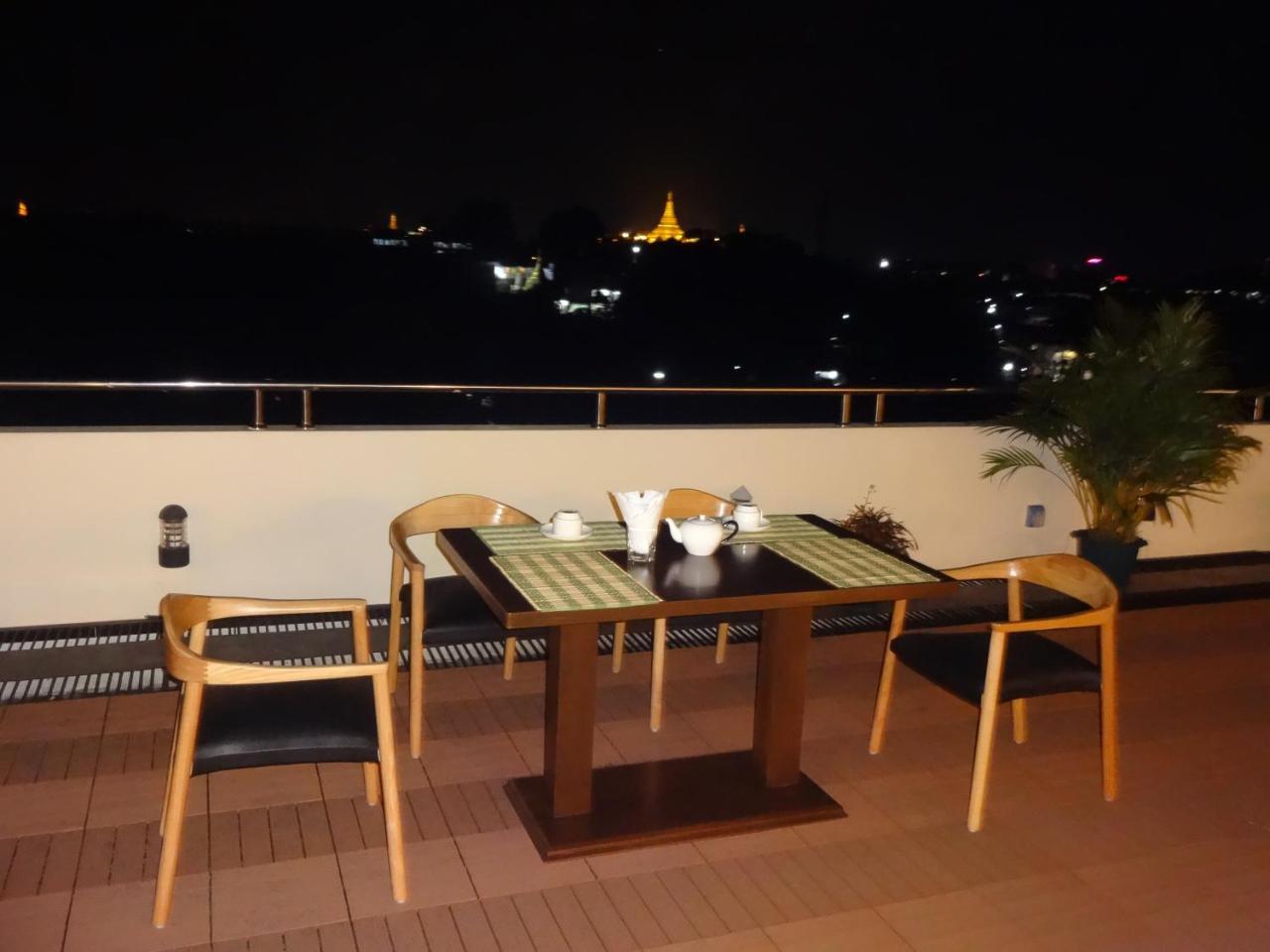 Virati Hotel Yangon Esterno foto